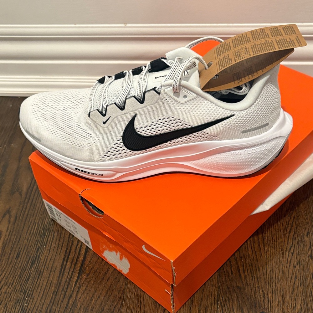 Nike Men's White and Black Athletic Shoes